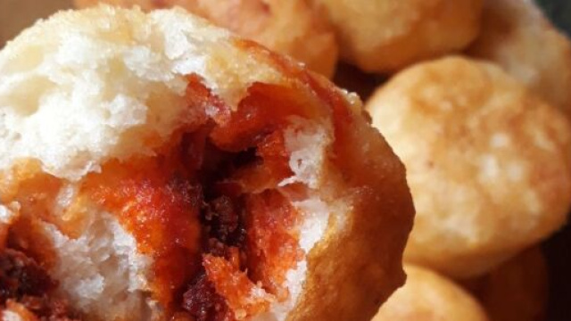 La ricetta delle zeppole calabresi con pomodori secchi e nduja.