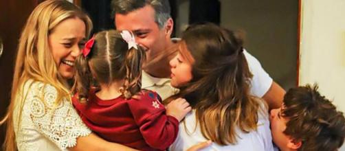 El emotivo reencuentro entre Leopoldo López y su familia, tras arribar este domingo a Madrid.