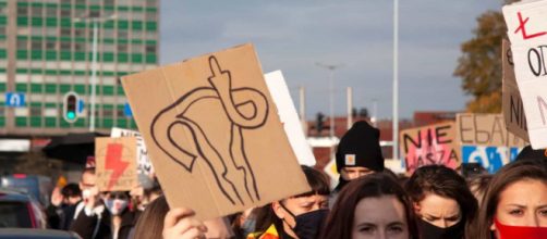 Marcha de mulheres polonesas condenando a decisão do Tribunal sobre o aborto por malformação do bebê. (Arquivo Blasting News)