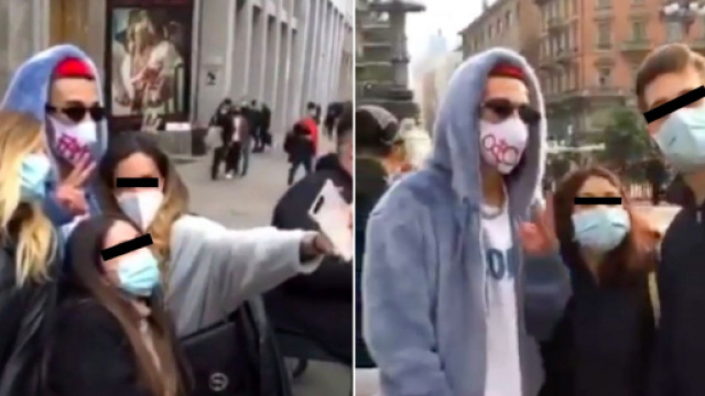 Il sosia di Sfera Ebbasta in centro a Milano.