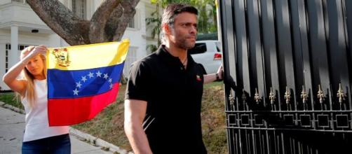 Leopoldo López sale de la embajada de España y del país