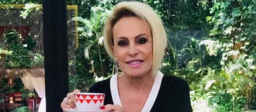 Ana Maria apareceu com gesso no 'Mais Você' após cirurgia. (Reprodução/TV Globo)