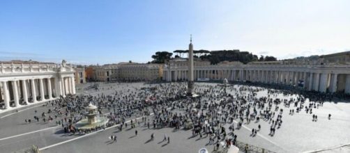 Fedeli presenti in Piazza San Pietro a Roma.