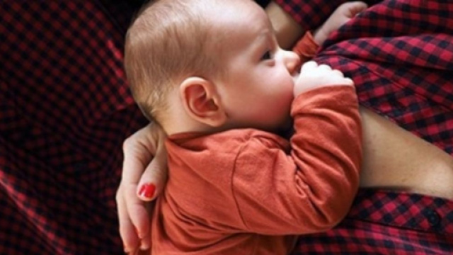 Le comportement incroyable d'un vendeur suite à une femme qui allaitée son nourrisson - Photo capture d'écran Facebook