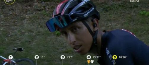 Egan Bernal impegnato al Tour de France.