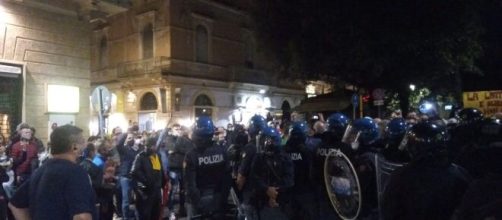 Lecce, protesto contro il nuovo Dcpm in piazza Sant'Oronzo: tensioni con le forze dell'ordine,