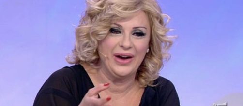 Tina Cipollari, addio dieta: la merenda nel backstage