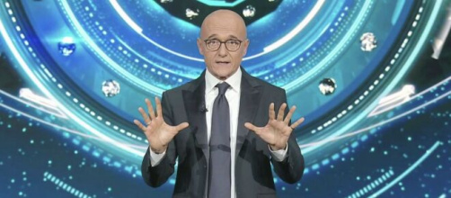 GF Vip: Alfonso Signorini parla di una sospetta positività tra i nuovi concorrenti.