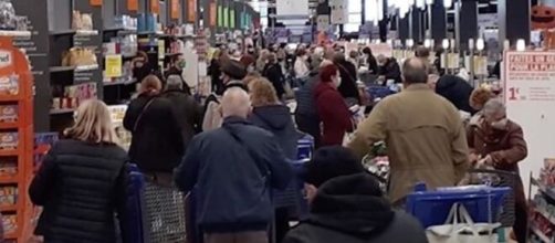 Les français prennent d'assaut les supermarchés - photo capture d'écran Facebook