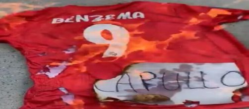 Une vidéo d'un fan du Real Madrid brulant le maillot de Benzema fait le buzz