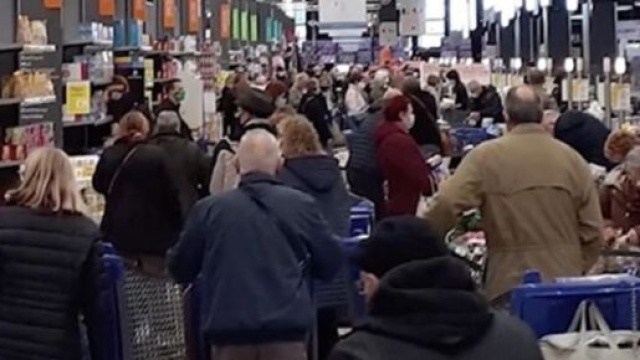 Les français prennent d'assaut les supermarchés - photo capture d'écran Facebook