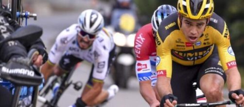 La caduta di Julian Alaphilippe al Giro delle Fiandre.