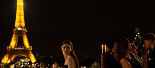 Lily Collins em cena de 'Emily em Paris', nova série da Netflix. (Reprodução/Netflix)