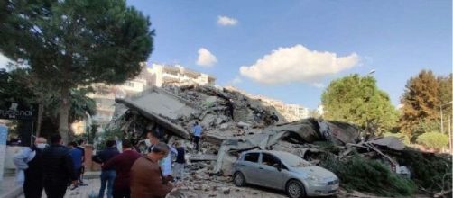 Grecia, terremoto di magnitudo 7.0 a largo dell'isola di Samos: edifici crollati a Smirne.