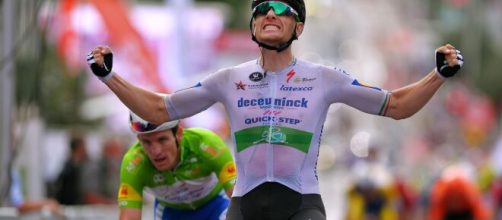 Il contatto tra Bennett e Liepins nel finale della nona tappa della Vuelta Espana.