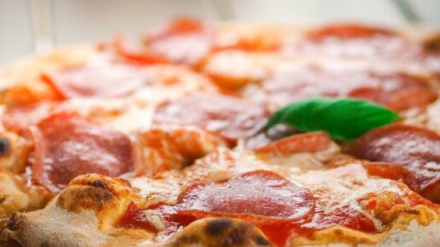 Donna rifiuta la pizza perché servita da cameriere bengalese.