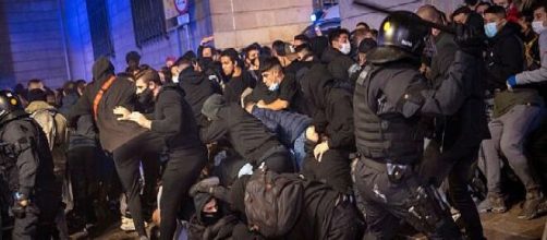 Covid-19, proteste a Barcellona contro restrizioni: distrutti negozi e scontri con la polizia.