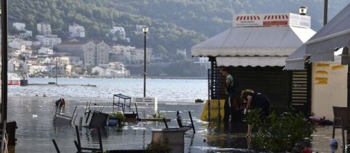 Terremoto en Turquía y Grecia causó inundaciones. El agua de mar cubre el puerto de Vathi en la isla de Samos.