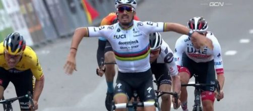 Alaphilippe esulta ma a vincere la Liegi Bastogne Liegi è Roglic