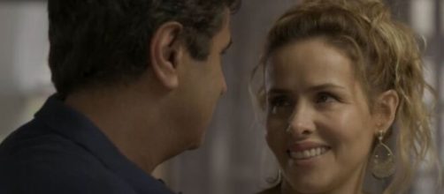 Gilda e Hugo em clima de romance em "Totalmente Demais". (Reprodução/TV Globo)