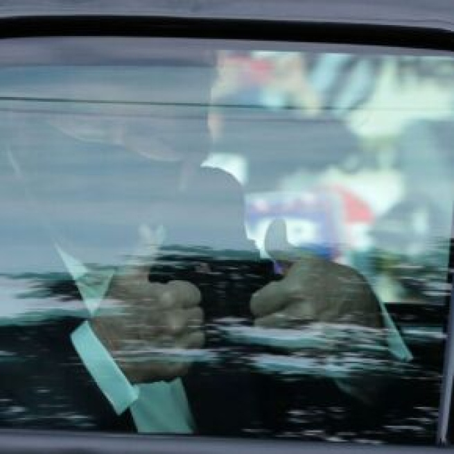 Trump sale en un coche y con mascarilla a saludar a la gente que estaba fuera del hospital