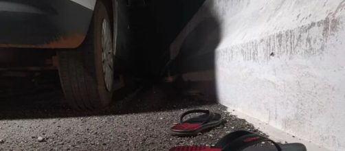 Par de chinelos foi encontrado ao lado do veículo abandonado. (Reprodução/Polícia Civil)