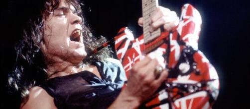 Addio Eddie Van Halen, lo storico chitarrista stroncato da un tumore.