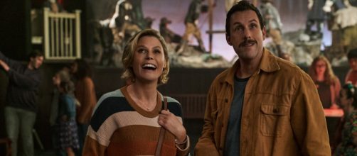 Julie Bowen e Adam Sandler em uma cena de 'O Halloween de Hubie', novo filme da Netflix. (Reprodução/Netflix)