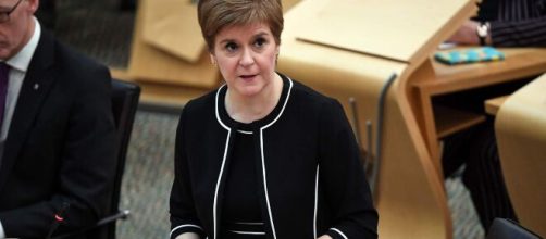 Nicola Sturgeon prohíbe la venta de alcohol en locales durante 16 días