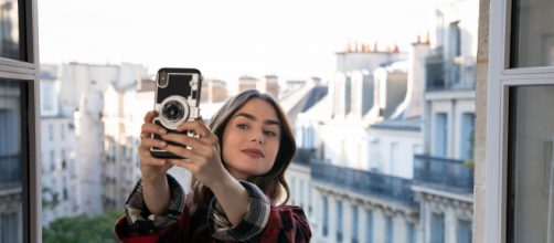 Nova série da Netflix, 'Emily em Paris', recebe duras críticas da imprensa francesa. (Reprodução/Netflix)