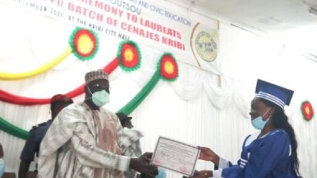 Le Ministre de la Jeunesse et de l'Education Civique remettant les parchemins aux Laureats du CENAJES de Kribi (c) Minjec