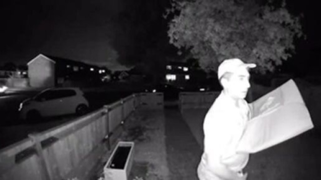 Un livreur de pizza se fait prendre la main dans le sac - photo capture d'écran Facebook