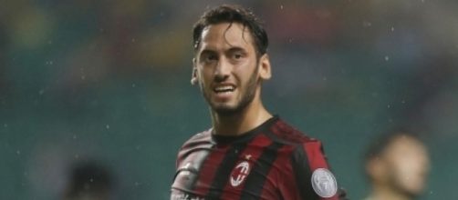 Hakan Calhanoglu potrebbe trasferirsi alla Juventus.