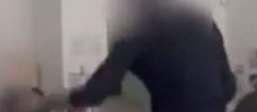 Salerno, in un video è stato ripreso un professore che dà uno schiaffo a uno studente.