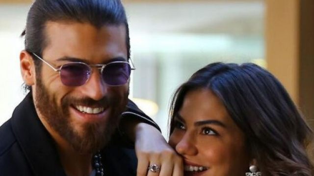 Can Yaman e Demet Ozmedir, gli attori che interpretano Can Divit e Sanem Aydin nella serie tv Daydreamer.