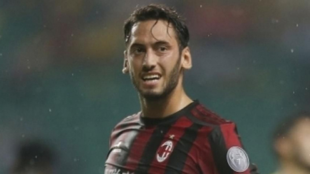 Hakan Calhanoglu potrebbe trasferirsi alla Juventus.