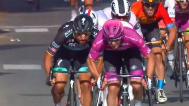 La vittoria di Arnaud Demare nella tappa di Brindisi.