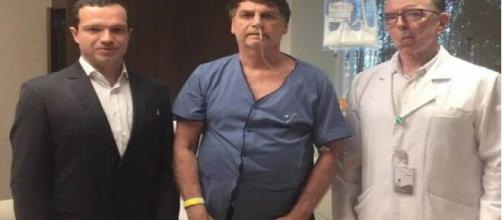 Médico de Bolsonaro acompanhando a recuperação do seu paciente. (Arquivo Blasting News)