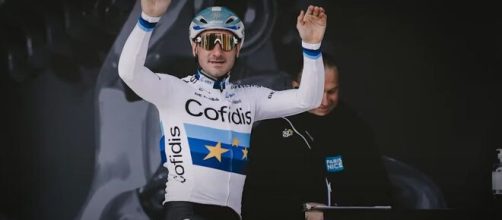 Elia Viviani con la maglia di Campione d'Europa