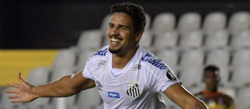O zagueiro Lucas Verissimo é um dos jogadores do Santos que foi diagnosticado pelo coronavírus. (Arquivo Blasting News)