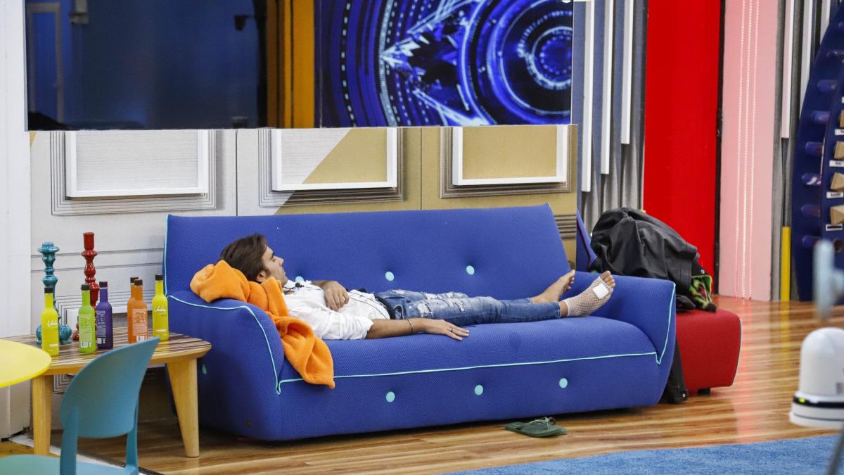 Grande Fratello Vip Incidente Per Massimiliano Si E Fatto Male Al Piede Ma Non E Grave