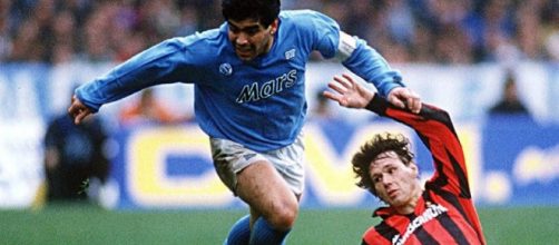 Diego Maradona e Marco Van Basten in una sfida tra Napoli e Milan di fine anni '80.