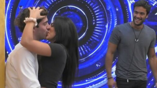 GF Vip: bacio appassionato tra Giulia Salemi e Tommaso Zorzi per gioco.