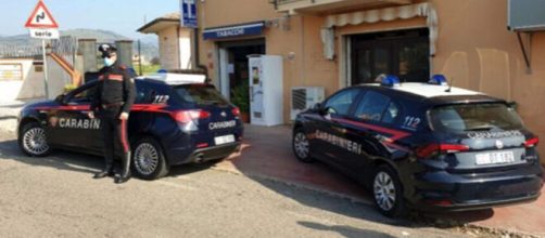 Carabinieri impegnati in una operazione.