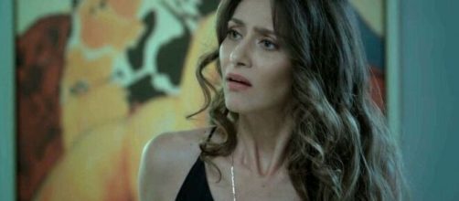 Joyce fica inconformada com Ivana em "A Força do Querer". (Reprodução/TV Globo)