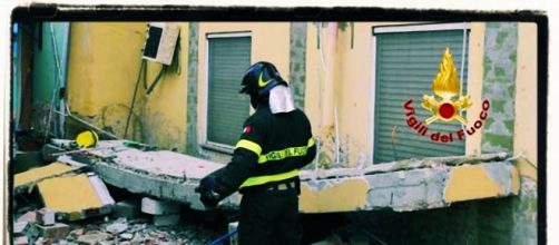 I Vigili del fuoco di Cagliari hanno estratto la vittima da sotto le macerie.