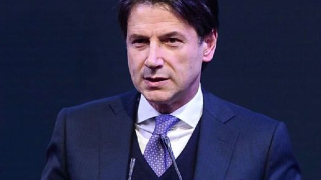 Coronavirus, il Governo starebbe studiando il dpcm Natale: negozi aperti per fasce d'età.