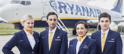 Assunzioni Ryanair: offerte di lavoro per assistenti di volo.