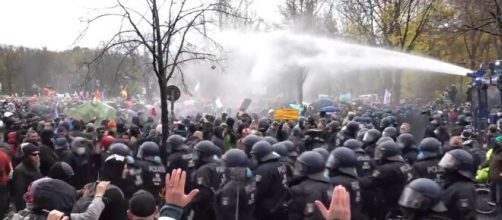 La policía alemana dispara cañones de agua contra los manifestantes en los alrededores de la puerta de Brandeburgo