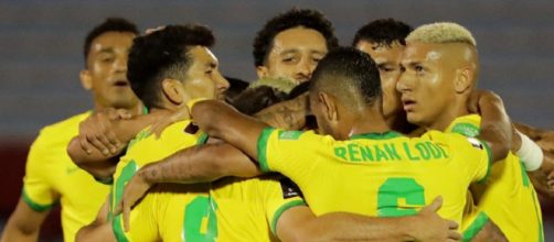 Uruguay-Brasile 0-2, la gioia dei giocatori brasiliani dopo il gol di Arthur.